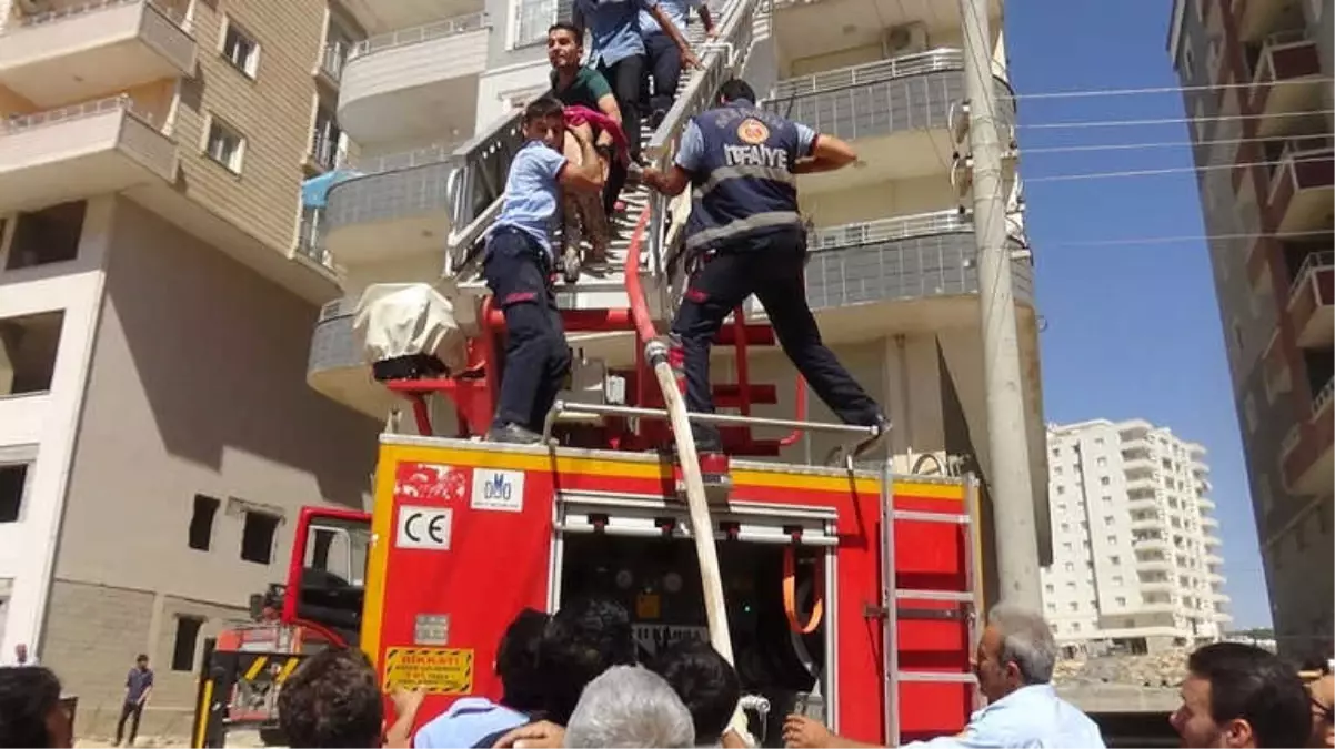 Mardin\'de Korkutan Yangın: Çocuk Son Anda Kurtarıldı