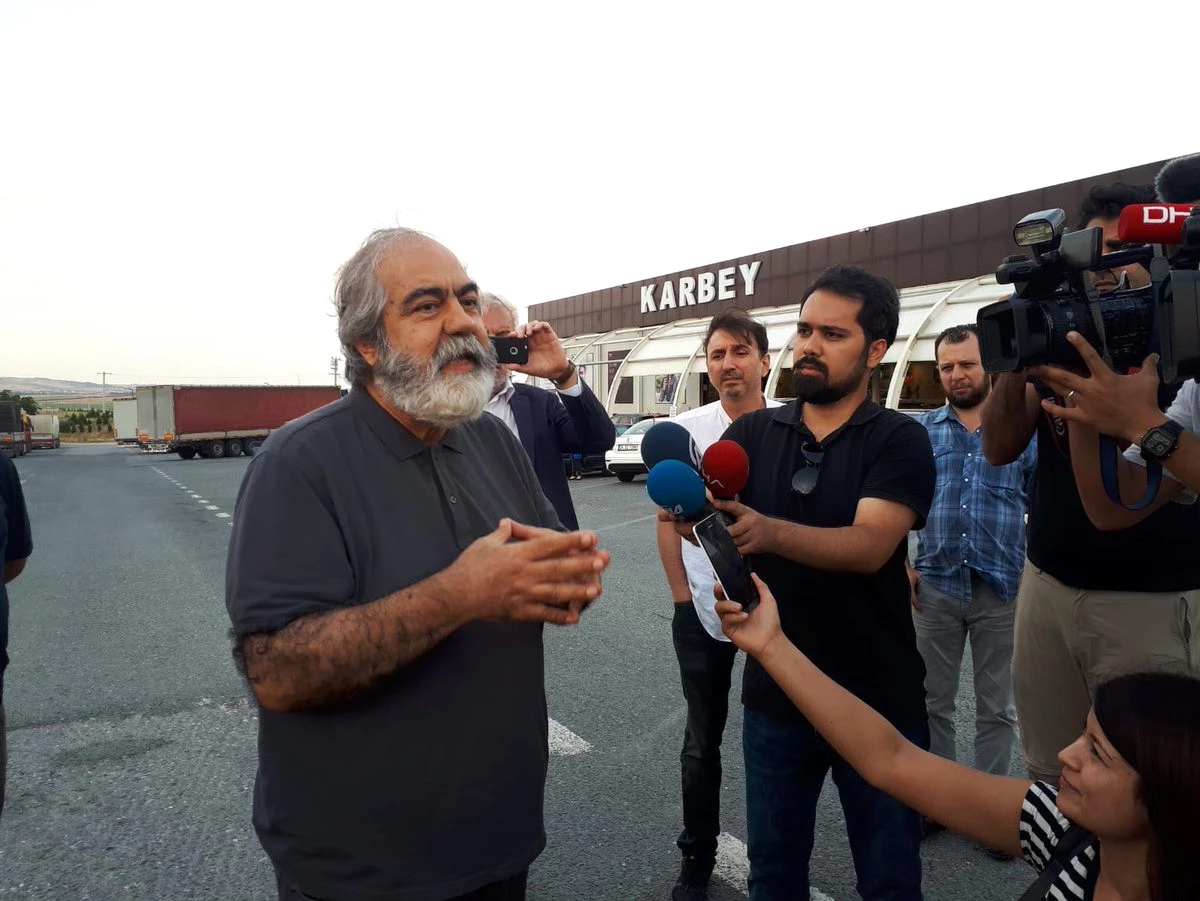 Mehmet Altan Tahliye Kararının Ardından Cezaevinden Çıktı, İşte Silivri\'den İlk Fotoğraf