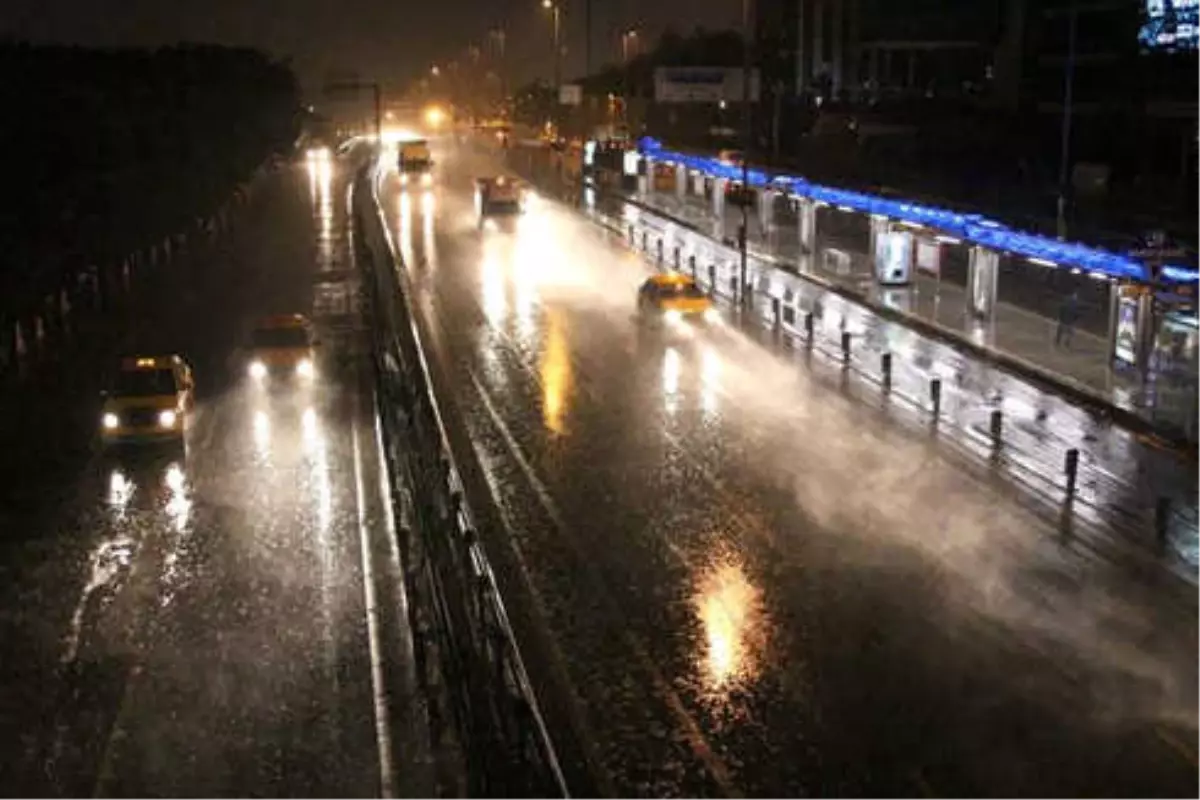 Meteoroloji İstanbul İçin Saat Verip Uyardı: Yağış 23.30\'a Kadar Etkili Olacak