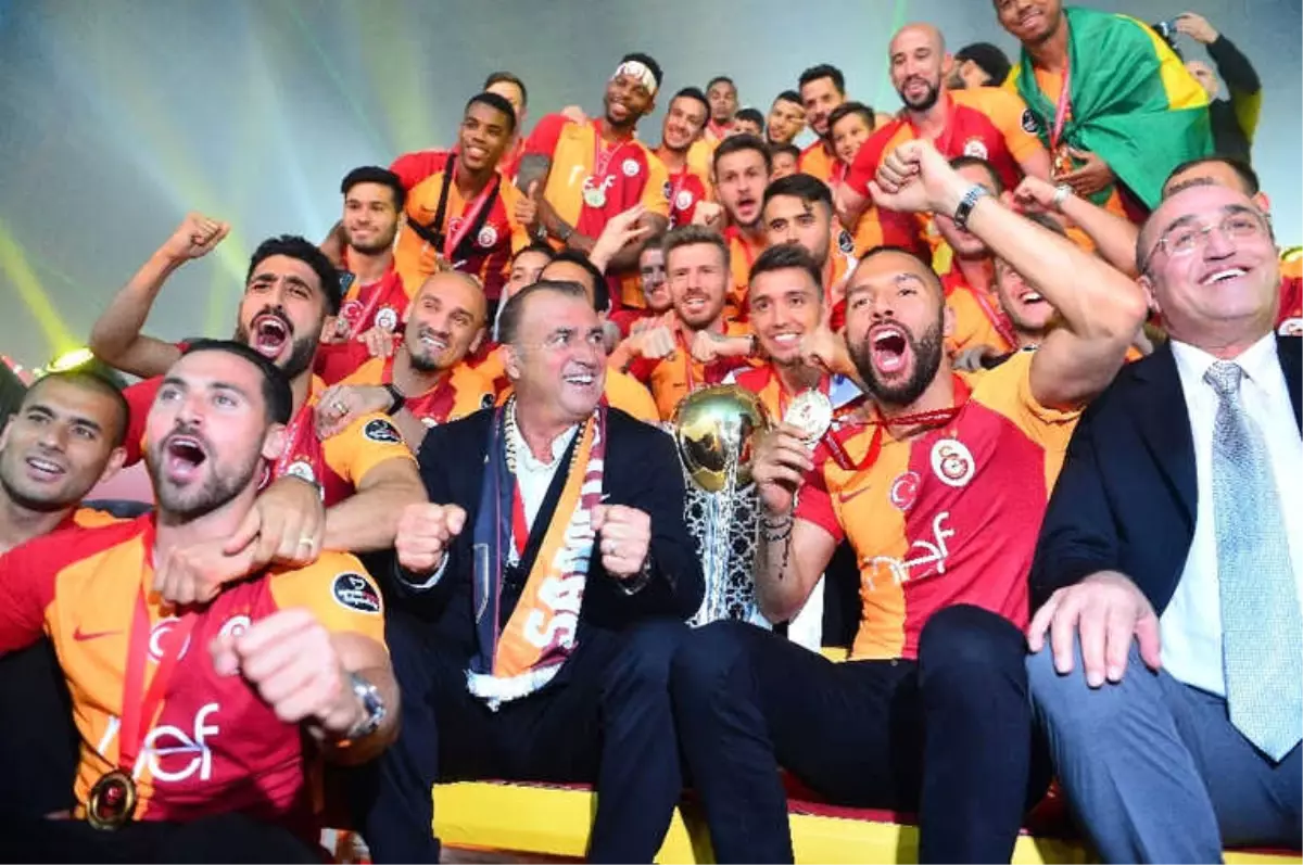 Son Şampiyon Galatasaray Sahaya İniyor