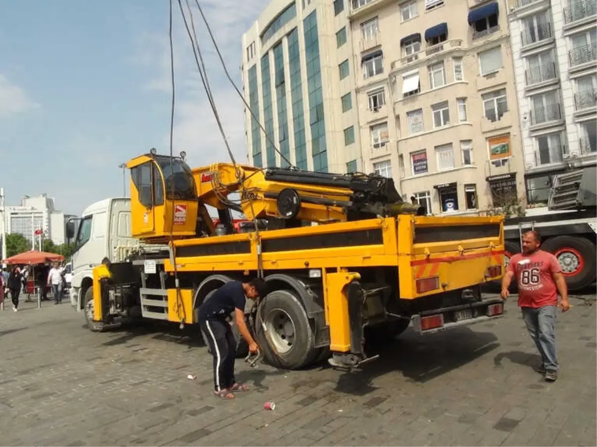 Taksim Meydanı\'nda İlginç Görüntü