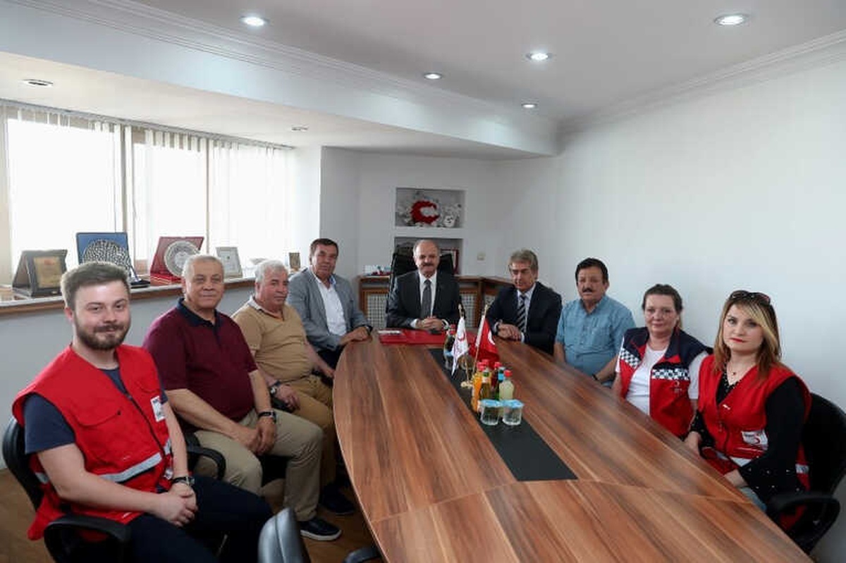 Vali Çakacak, Türk Kızılay\'ı Eskişehir Şubesi\'ni Ziyaret Etti