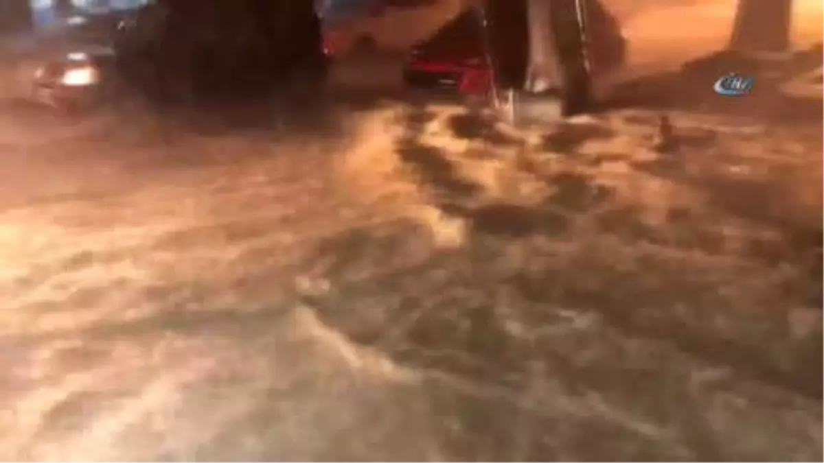 Ağaçlar Devrildi, Çatılar Uçtu... Fırtınayla Gelen Yağmurun Şiddeti Gün Ağarınca Ortaya Çıktı
