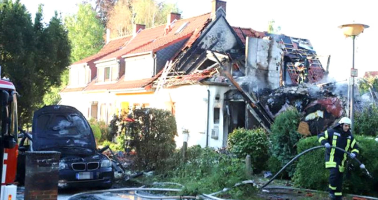 Almanya\'da Bir Evde Meydana Gelen Patlama, Bir Kasabayı Tahliye Etti: 3 Ölü