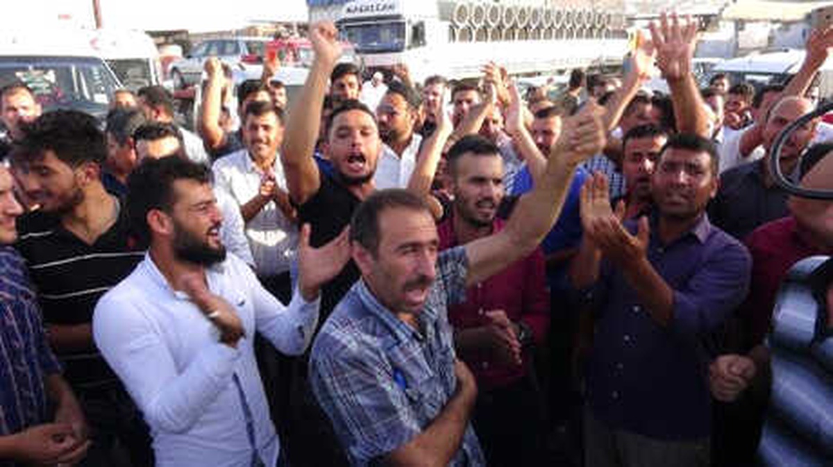 Asfalt Yerine Çakıl Taşı Serilince Vatandaşlar, Yolu Kapattı