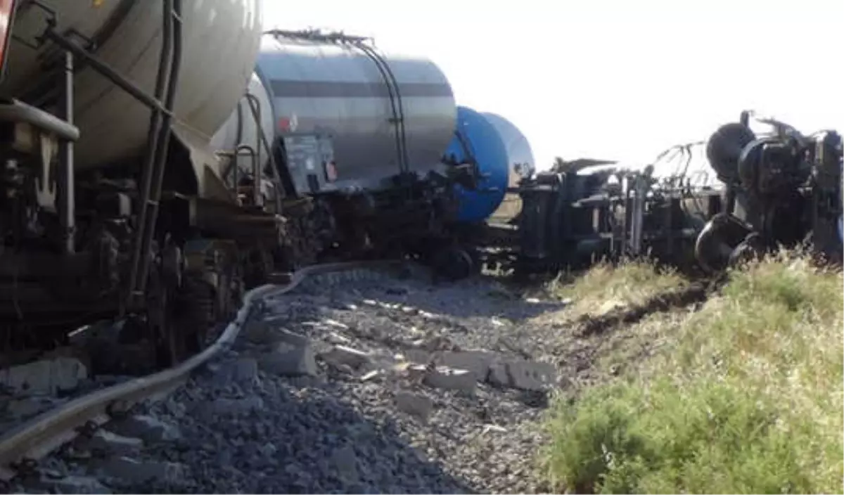 Diyarbakır\'da Yük Treni Raydan Çıktı