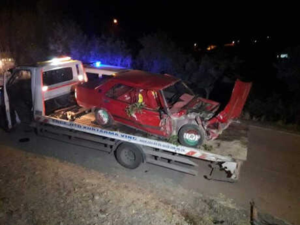 Elazığ\'da Çarpışan İki Otomobilden Biri Uçuruma Yuvarlandı: 4 Yaralı
