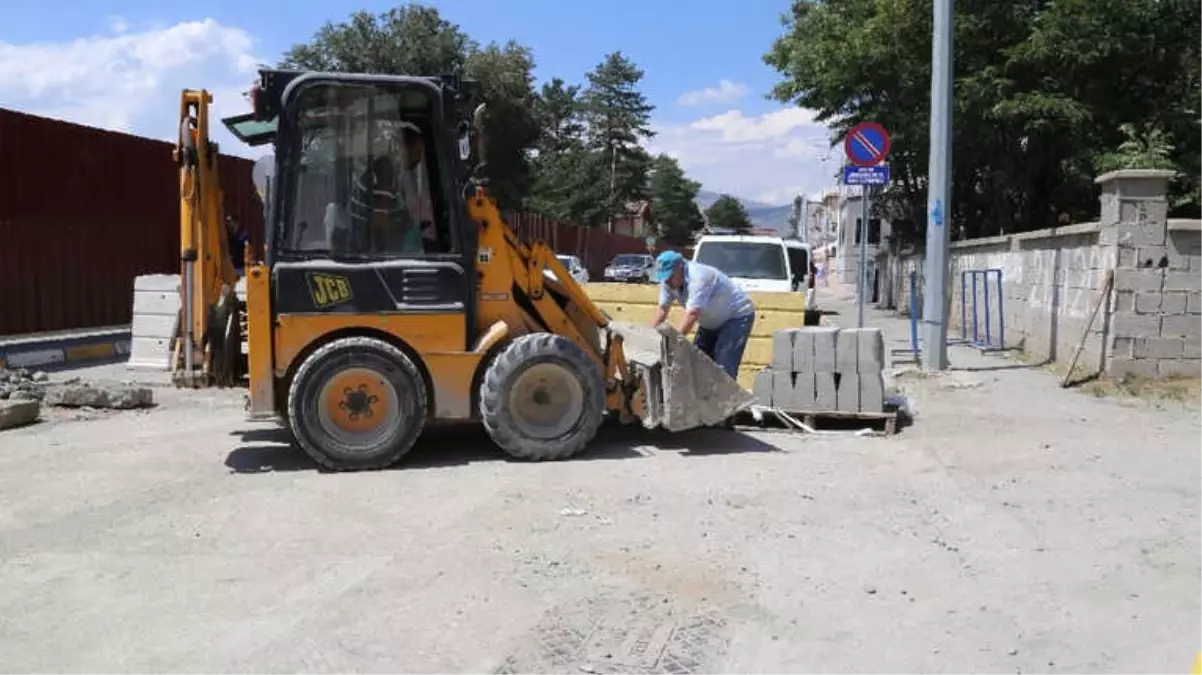 Erzincan Belediyesi Karaağaç Kur\'an Kursu\'nun Çevre Düzenlemesini Yapıyor