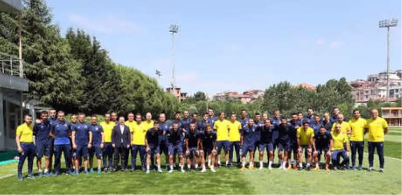 Fenerbahçe Yeni Sezonun İlk Antrenmanını Gerçekleştirdi