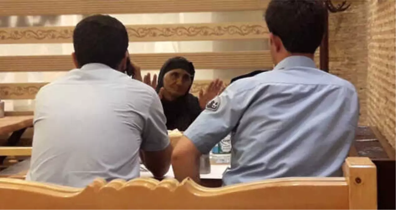 İki Gün Boyunca Sokakta Kalıp Açlıktan Bitkin Düşen Yaşlı Kadını Polis Fark Etti