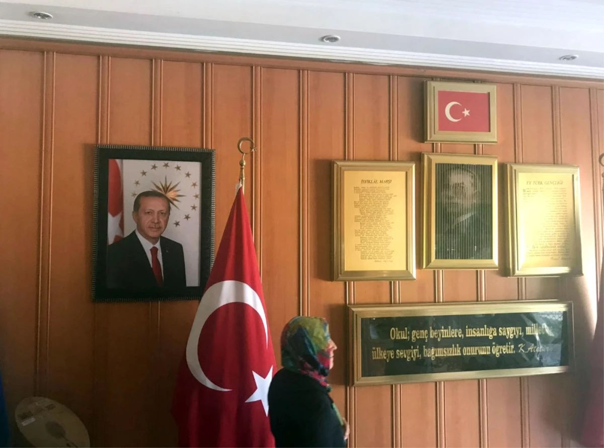 Isparta\'da Seçim Günü Cumhurbaşkanı Erdoğan\'ın Okuldaki Portresinin İndirilmeye Çalışıldığı İddiası