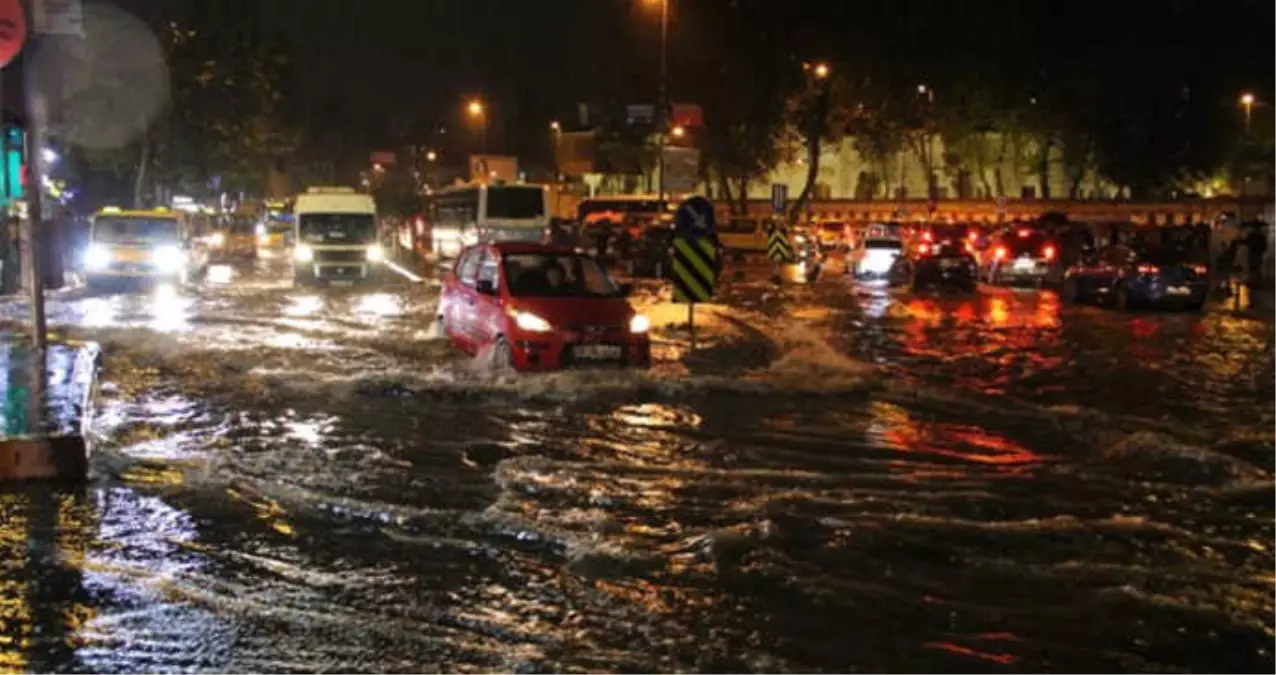 İstanbul\'da Etkili Olan Kuvvetli Yağış Caddeleri Göle Çevirdi, Araçlar Yollarda Kaldı