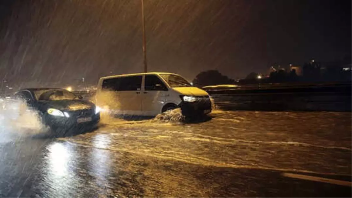 İstanbul\'da Sağanak Su Baskınlarına Neden Oldu