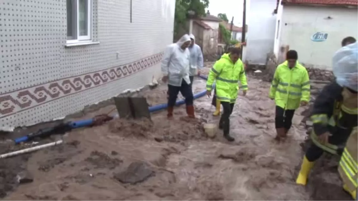 İzmir Çukurköy\'de Ekiplerin Sel Nöbeti Sürüyor