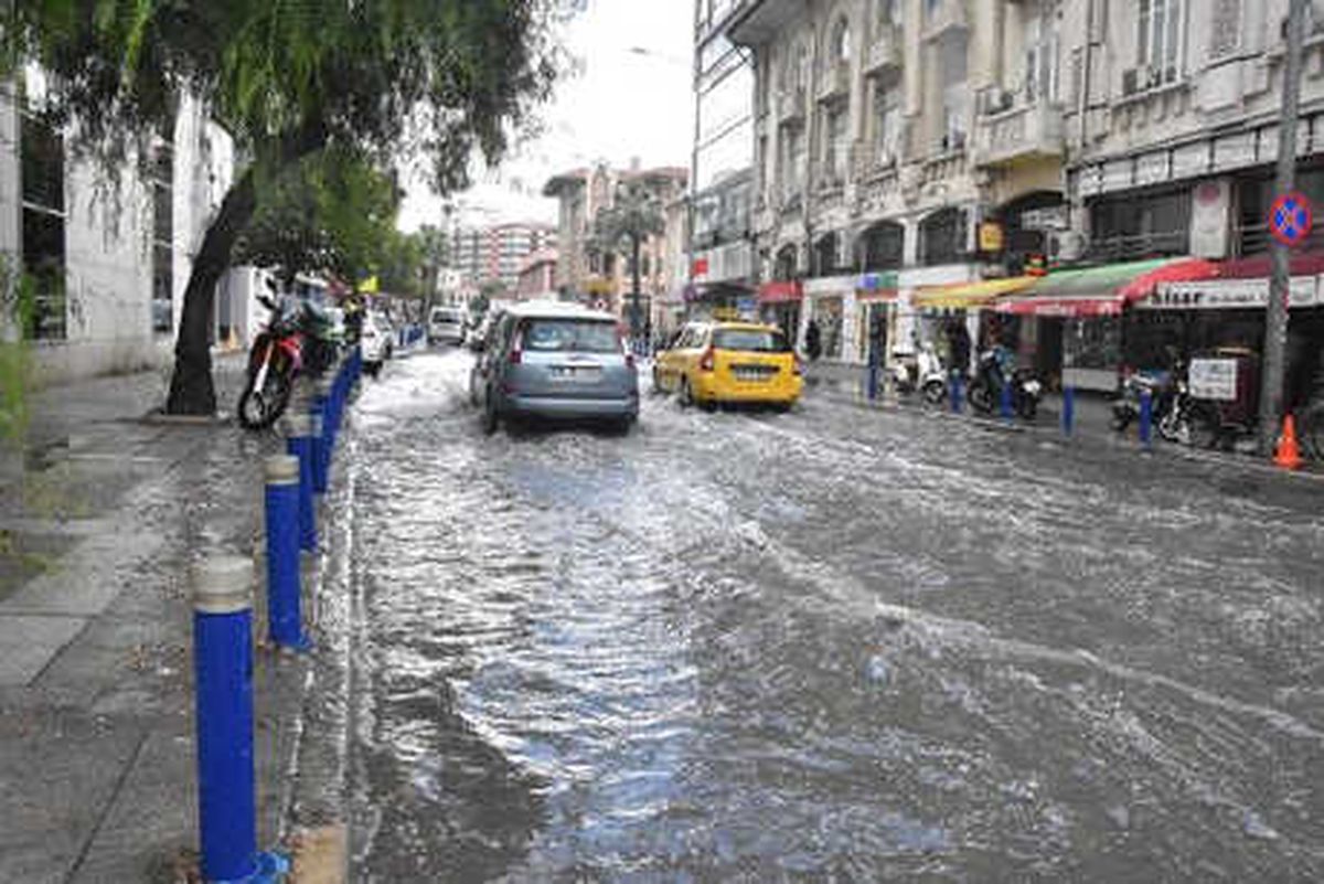 İzmir\'de Sağanak Caddeleri Göle Çevirdi