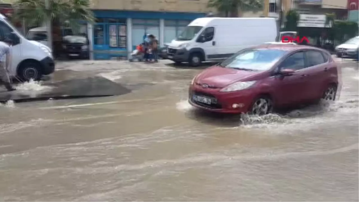 İzmir\'de Sağanak Caddeleri Göle Çevirdi