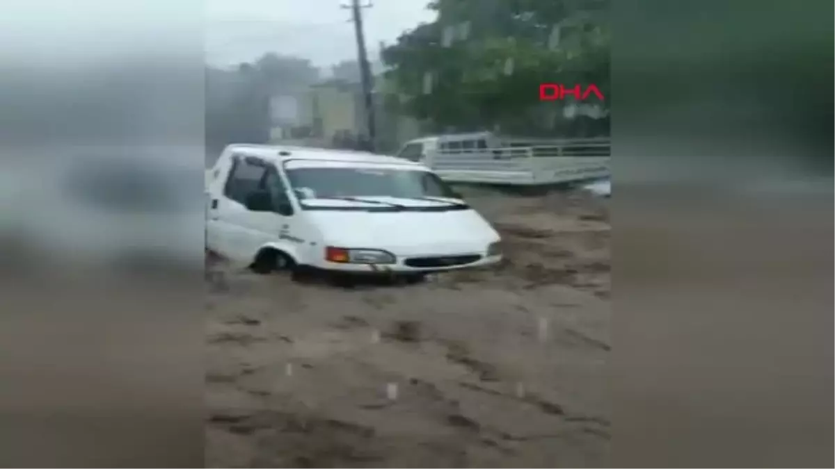 İzmir İzmir\'de Sağanak Caddeleri Göle Çevirdi