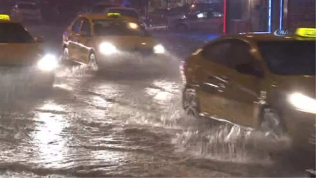 Kadıköy\'de Bazı Caddeleri Su Birikintileri Oluştu.