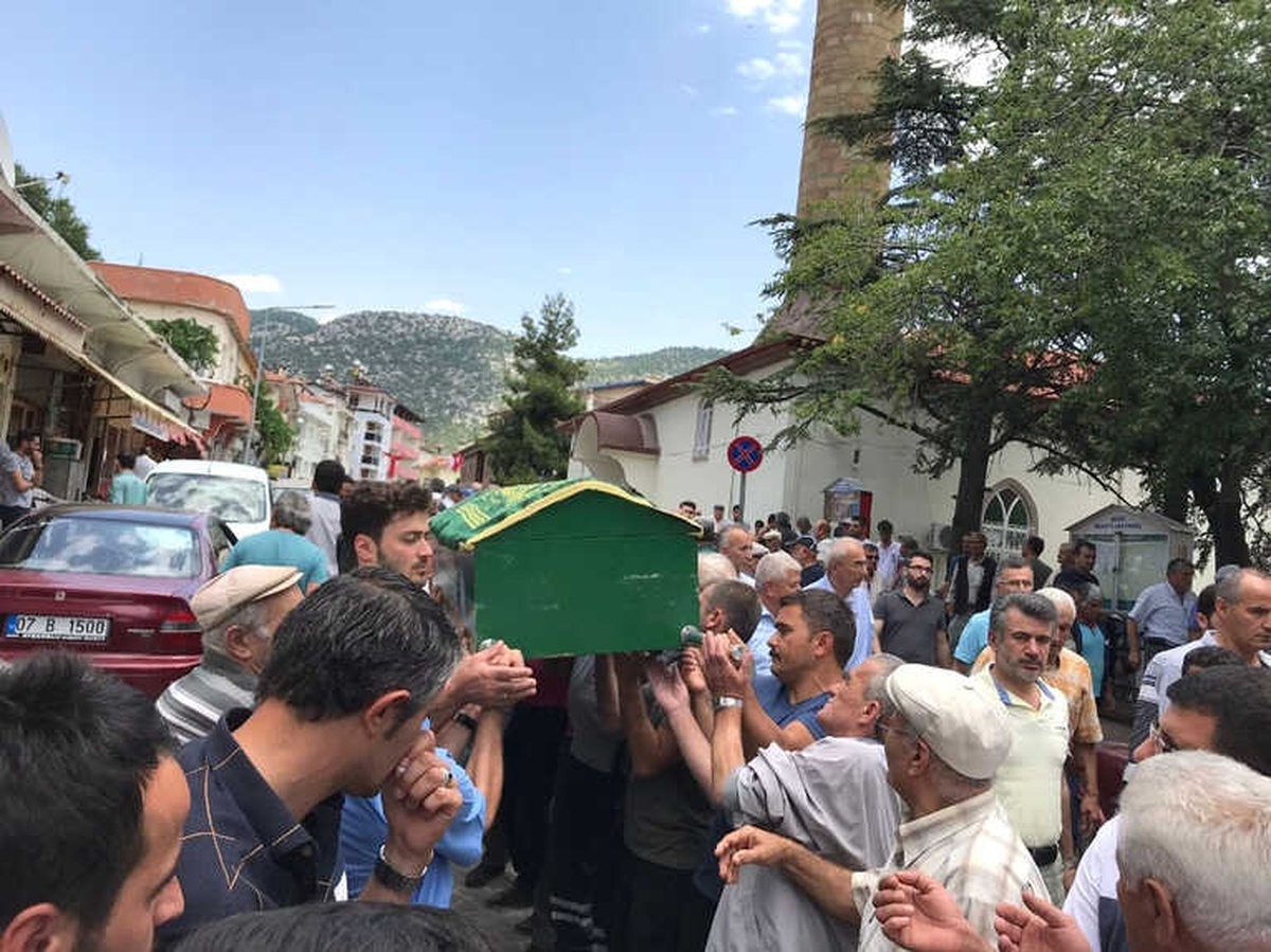 Kalbine Yenik Düşen Belediye Çalışanını Son Yolculuğuna Arkadaşları Uğurladı