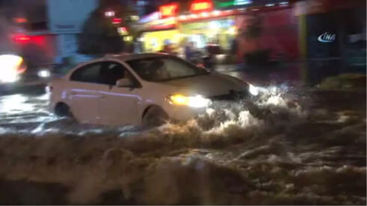Maltepe\'de Yağmurun Ardından Çok Sayıda Araç Sular İçerisinde Kaldı