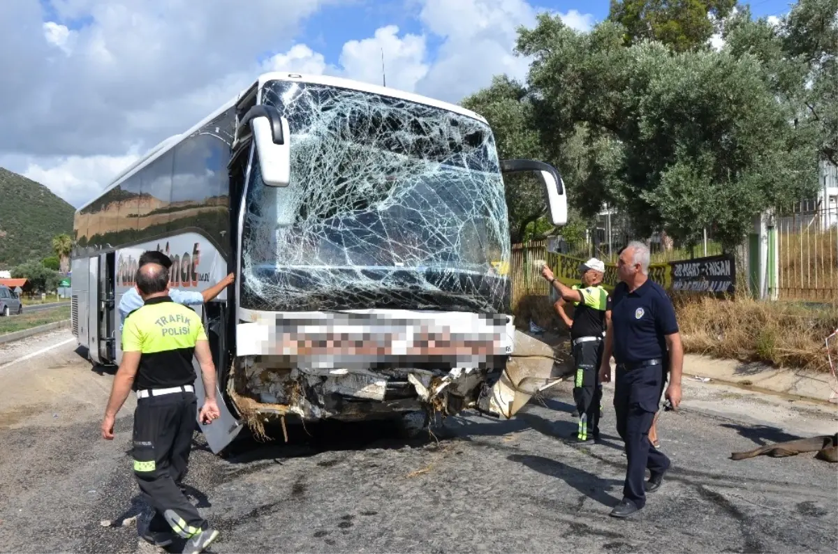 Milas\'ta Yolcu Otobüsü Kayganlaşan Yolda Kaza Yaptı; 13 Yaralı