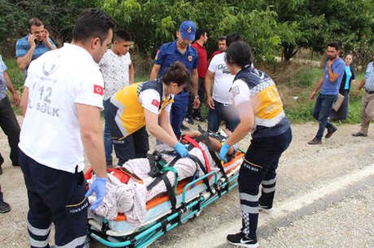 Motosikletle Kamyonet Çarpıştı: 2 Ağır Yaralı