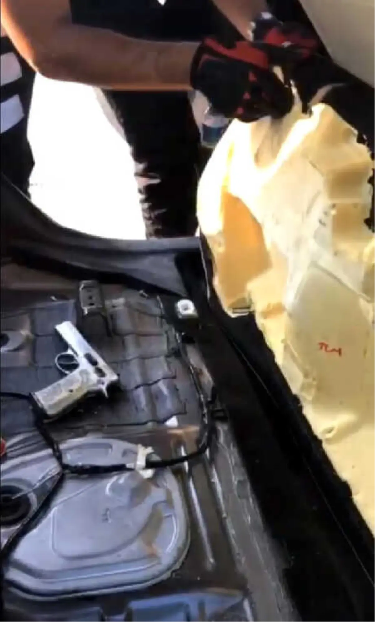 Otomobillerin Zulasından Ruhsatsız Tabanca Çıktı