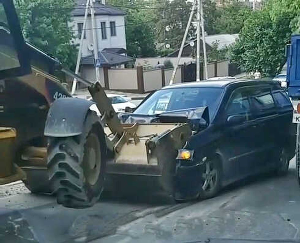 Rusya\'da Kepçe Otomobili Ezdi