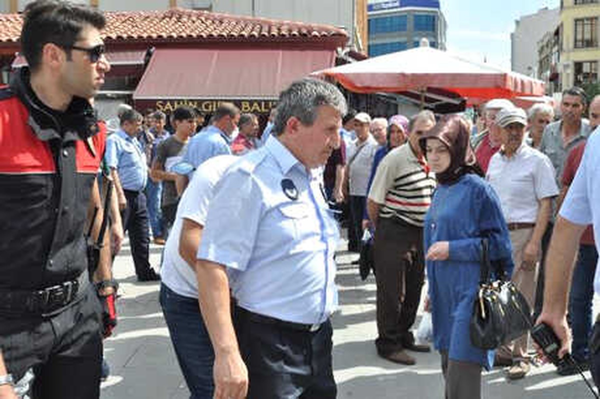 Seyyar Satıcı, Zabıtayı Bıçakla Yaraladı