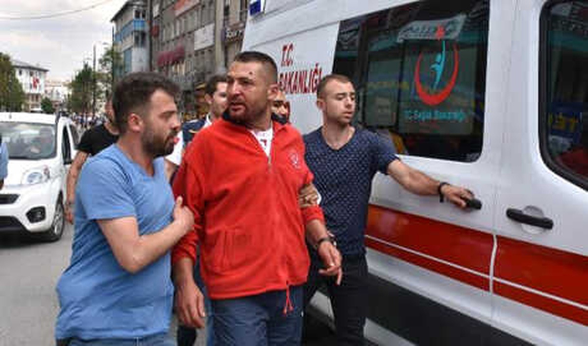 Sivas\'ta Sokak Ortasında Silahlı Kavga: 3 Yaralı