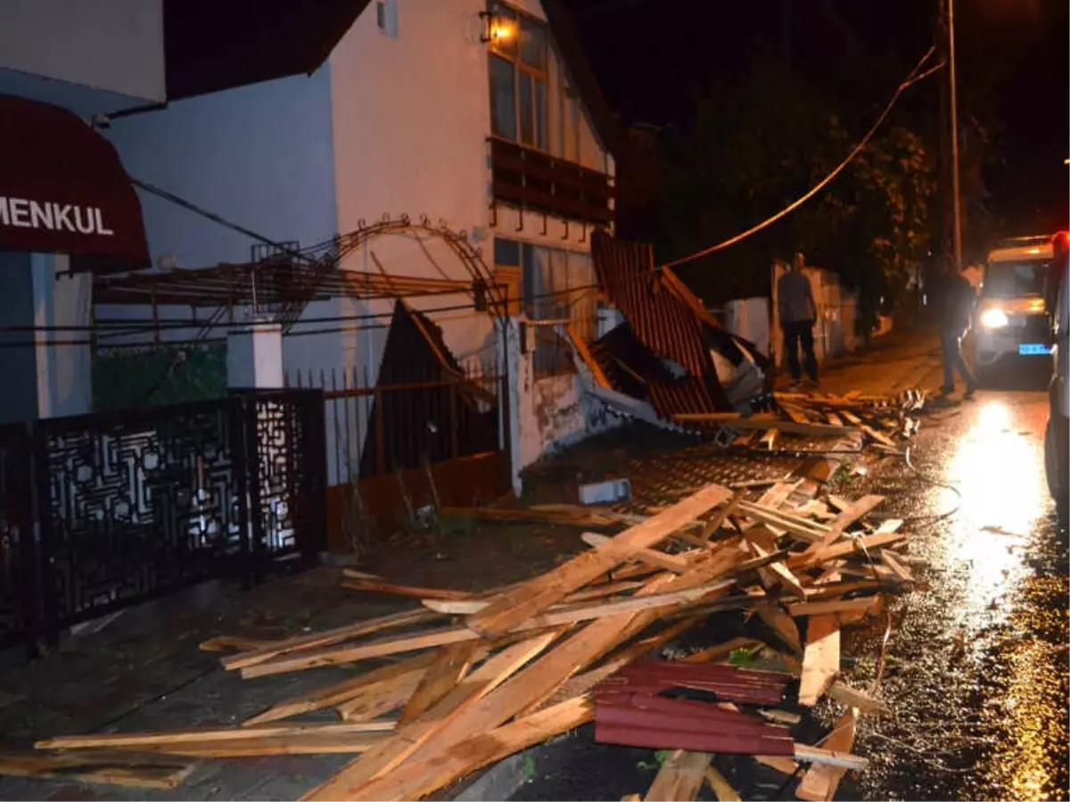 Tekirdağ\'da Şiddetli Fırtına: Ağaçlar Devrildi, Çatılar Uçtu