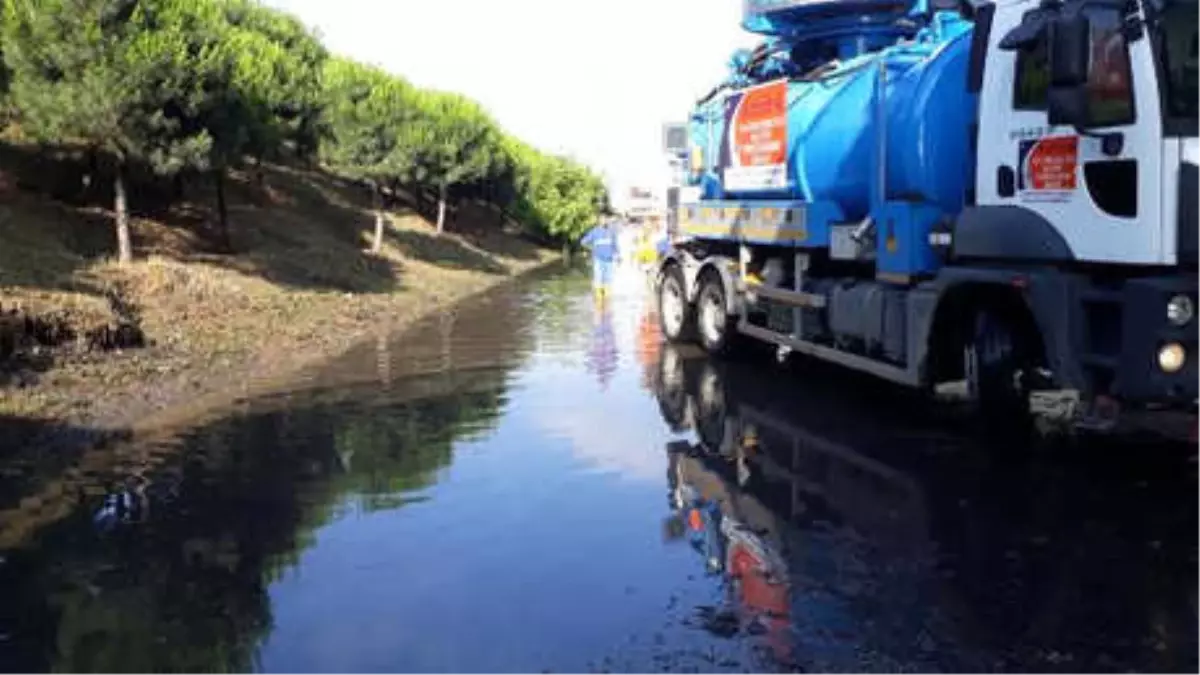 Tem\'de Yan Yolu Su Bastı: Yoğunluk Yaşanıyor