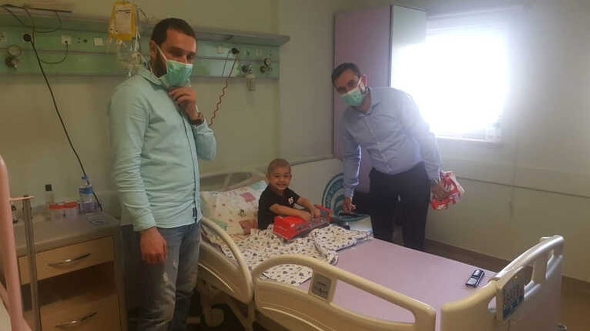 Ülkücü Gençler Hastanedeki Minikleri Unutmadı
