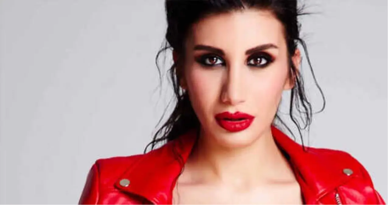 Ünlü Şarkıcı İrem Derici, Yaptığı Bacak Hareketiyle Yeni Bir Akım Başlattı