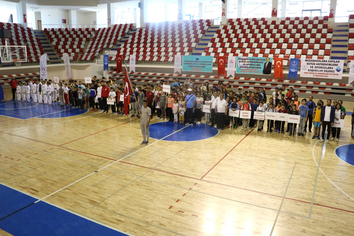 Ağrı\'da İl Spor Merkezleri Törenle Açıldı