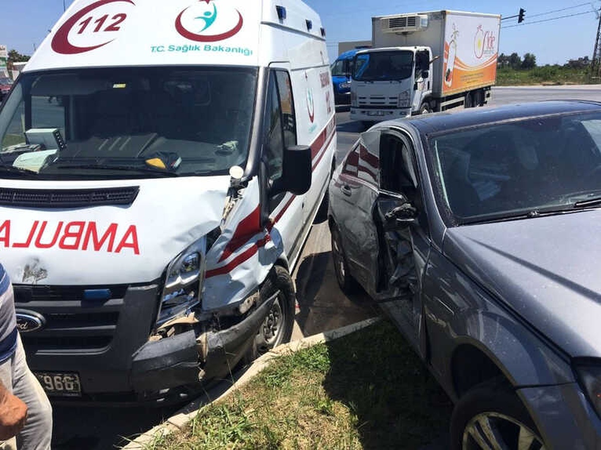Antalya\'da Hasta Taşıyan Ambulans Otomobille Çarpıştı: 2 Yaralı