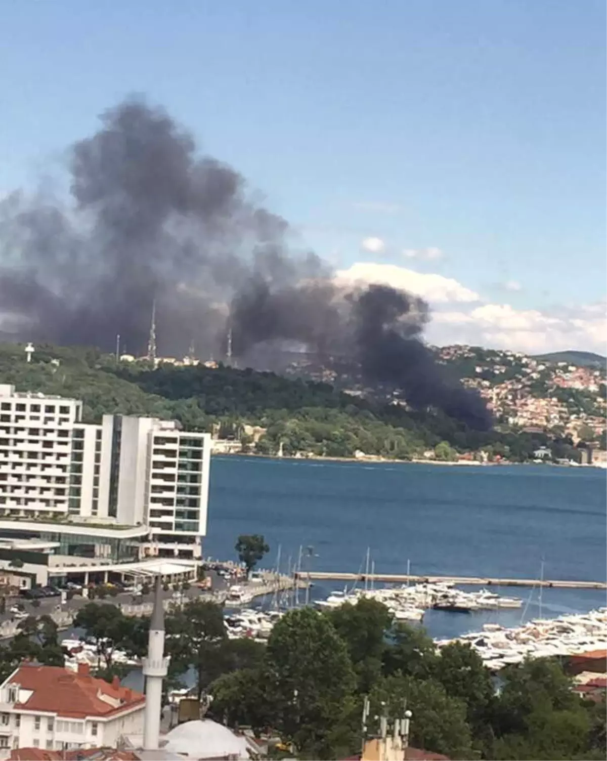 Beykoz Yalıköy\'de Bulunan Eski Kundura Fabrikasının Olduğu Bölgede Yangın Çıktı.