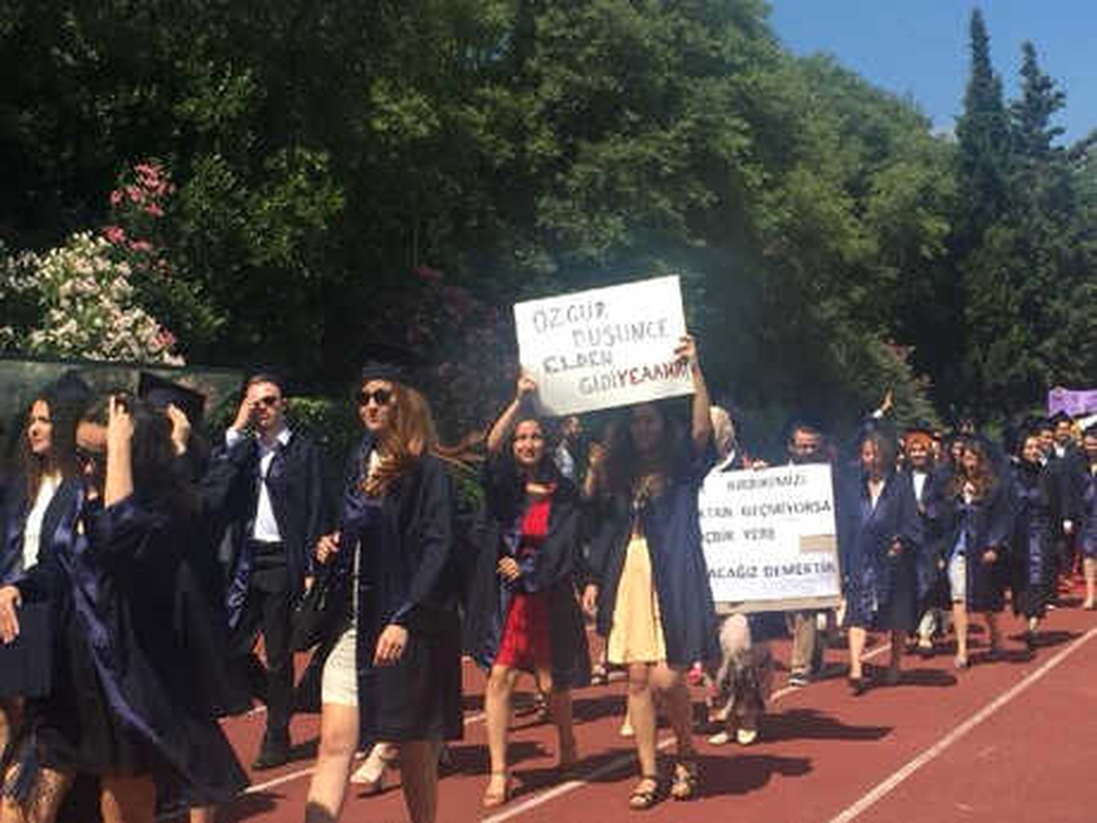 Boğaziçi Üniversitesi Mezuniyetinde Rektöre Protesto