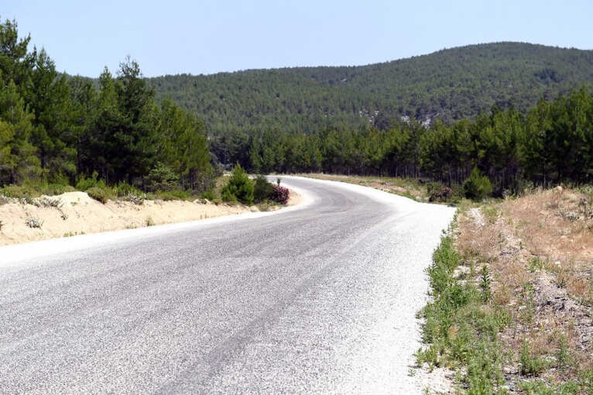 Büyükşehir Yolu Olmayan Köy Bıramıyor