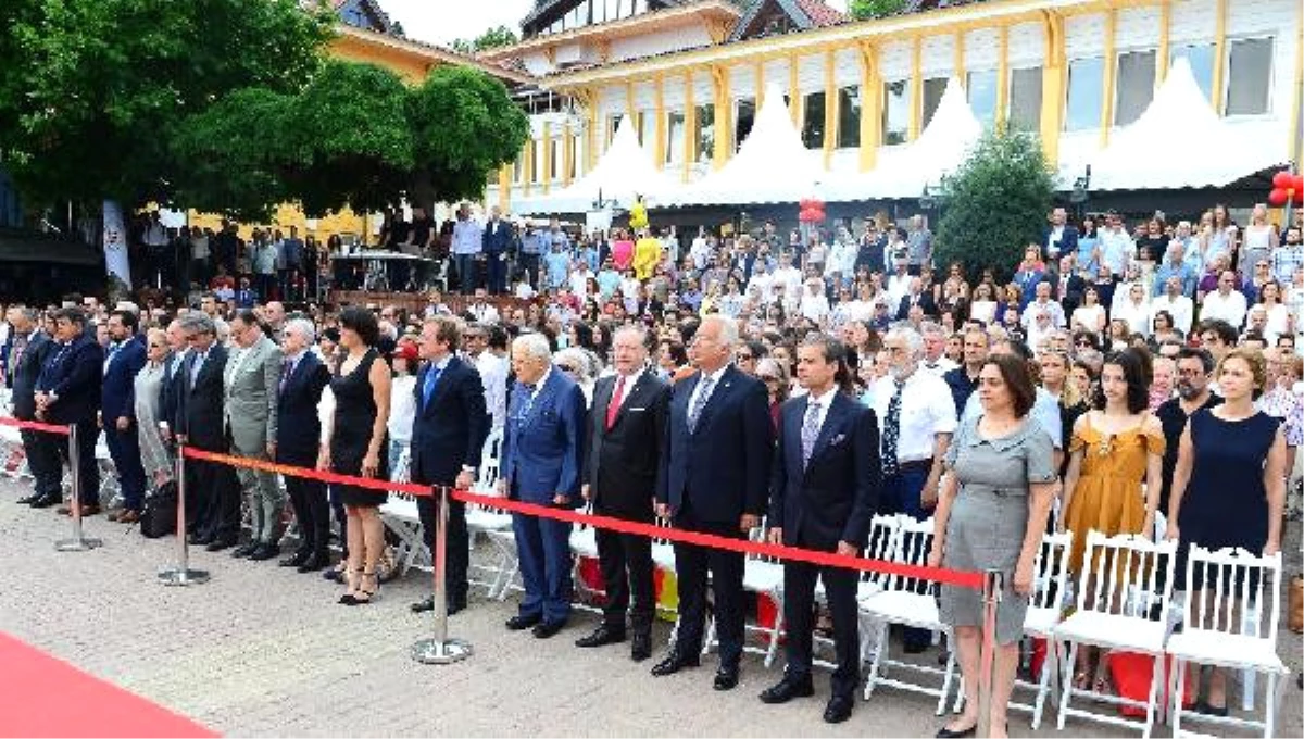 Cengiz, Galatasaray Üniversitesi Mezuniyet Törenine Katıldı
