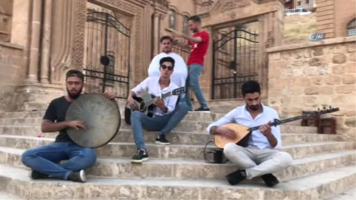 Çılgın Berber Lakaplı Ahmet Ocak\'tan Mardin Manzaralı Tıraş