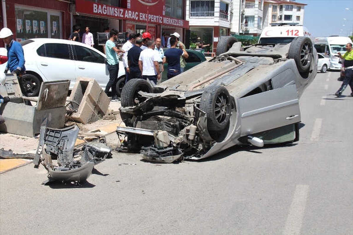 Elazığ\'da Otomobil Takla Attı: 5 Yaralı