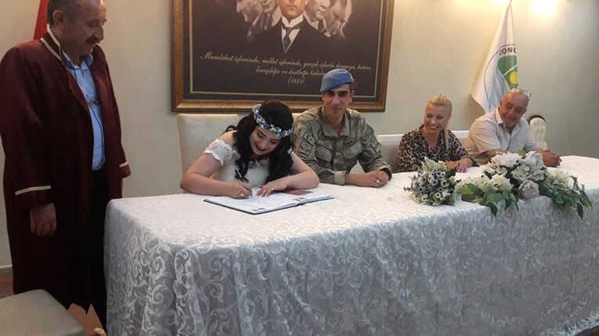 En Güzel Damatlık\' Dedi, Askeri Üniformayla Evlendi