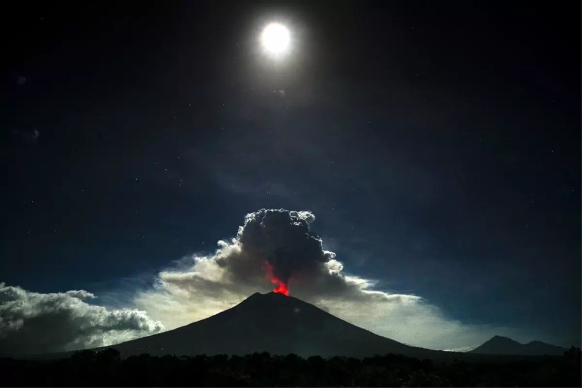 Endonezya\'da Agung Yanardağı Harekete Geçti