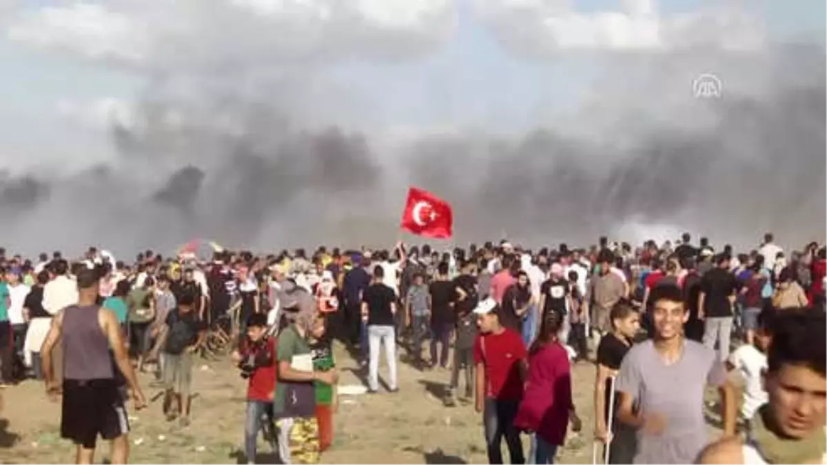 Filistinliler, Gazze Sınırındaki Gösterilerde Türk Bayrağı ve Cumhurbaşkanı Erdoğan\'ın Fotoğrafını...