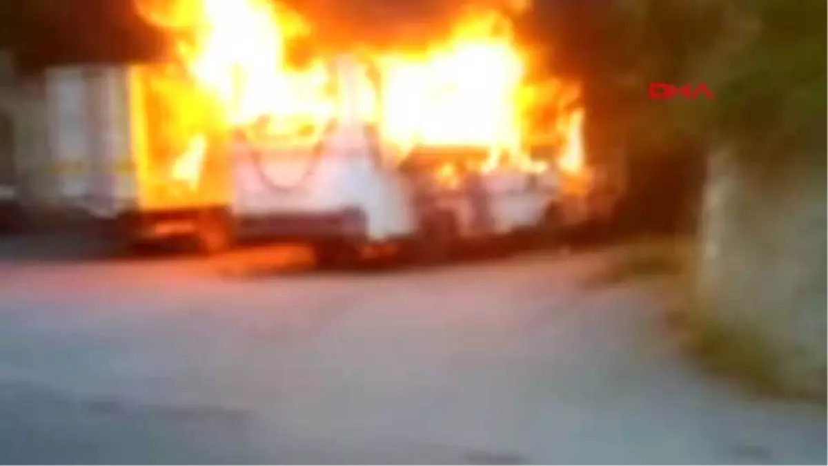 İstanbul Park Halindeki Otobüs Alev Alev Yandı