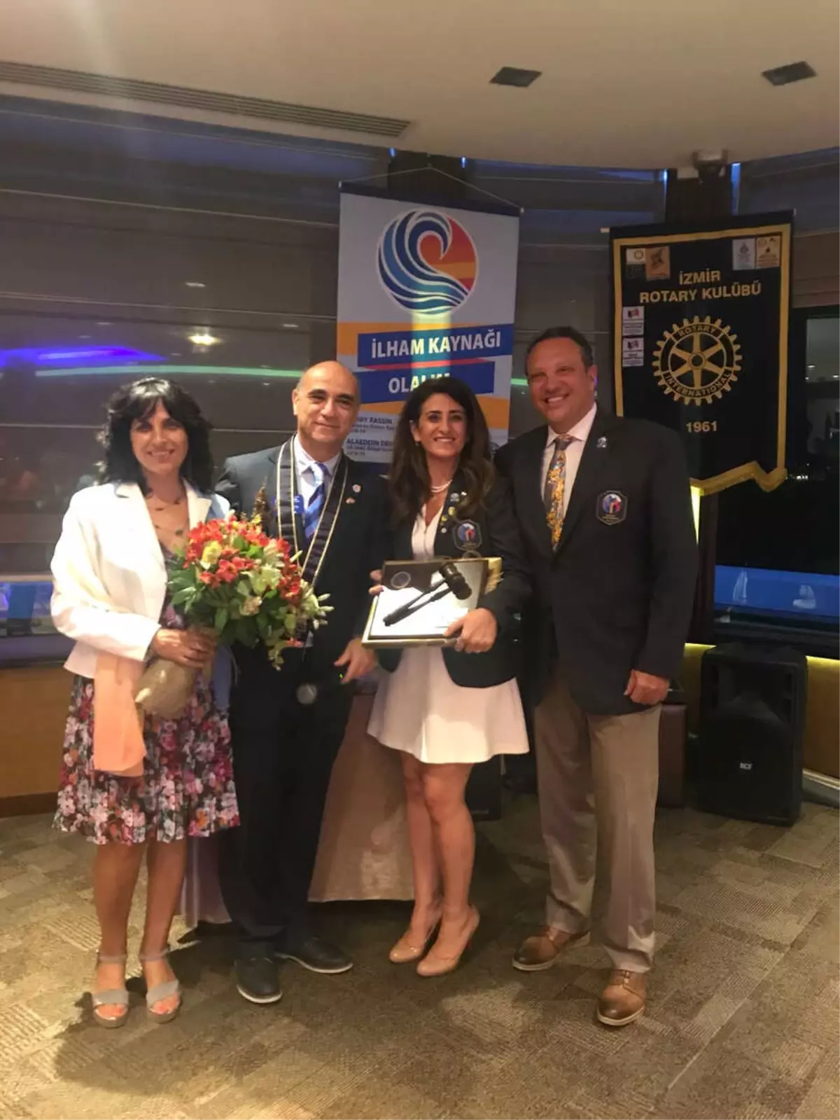 İzmir Rotary\'de Bayrak Değişimi