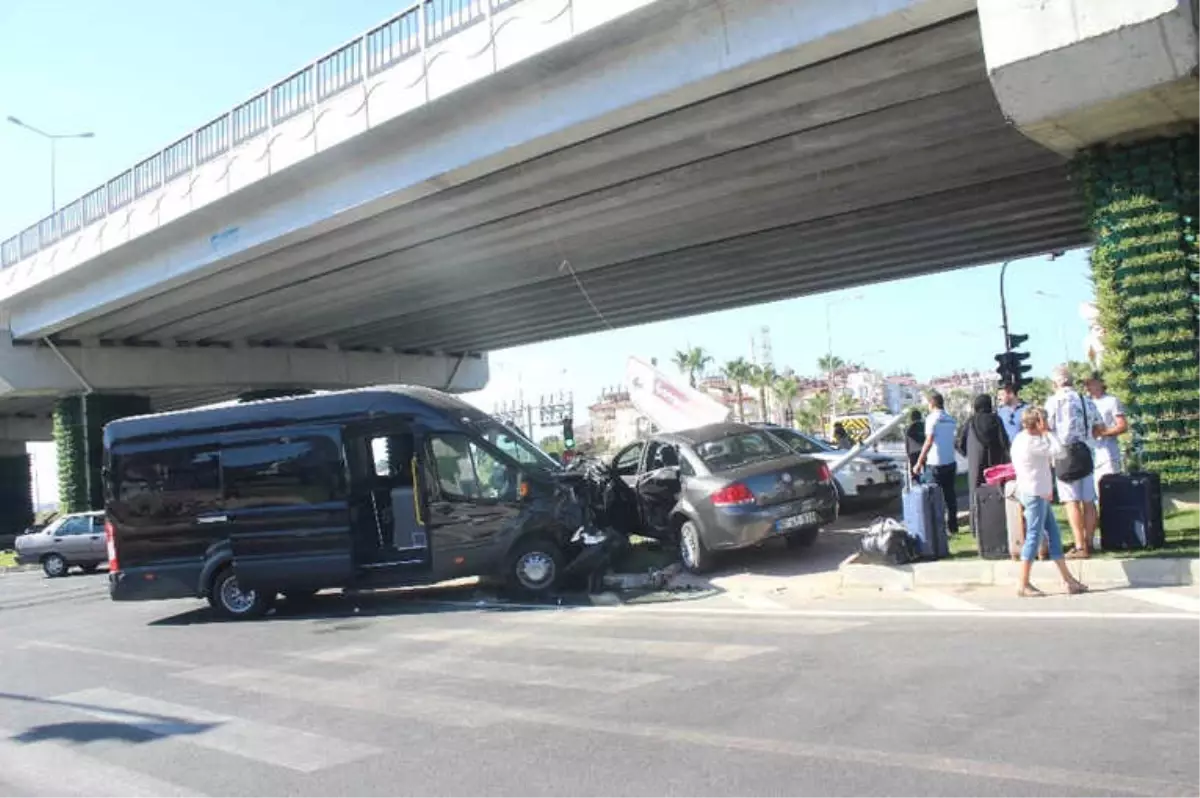 Manavgat\'ta Turist Transfer Aracı Kazası: 1\'i Alman Uyruklu 4 Yaralı