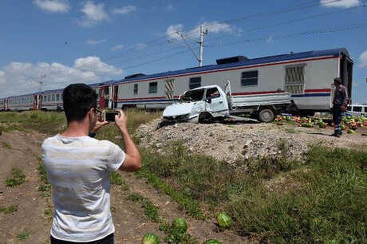 Mucize Kurtuluşu Gören Tren Yolcuları Cep Telefonlarıyla Görüntü Çekti