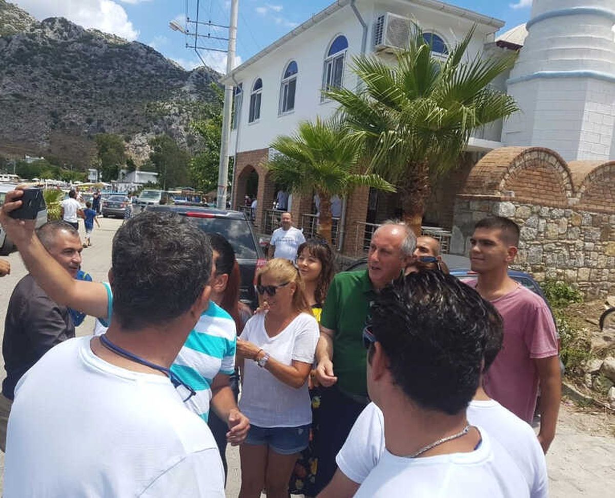 Muharrem İnce, Ailesiyle Birlikte Marmaris\'te Tatil Yapıyor